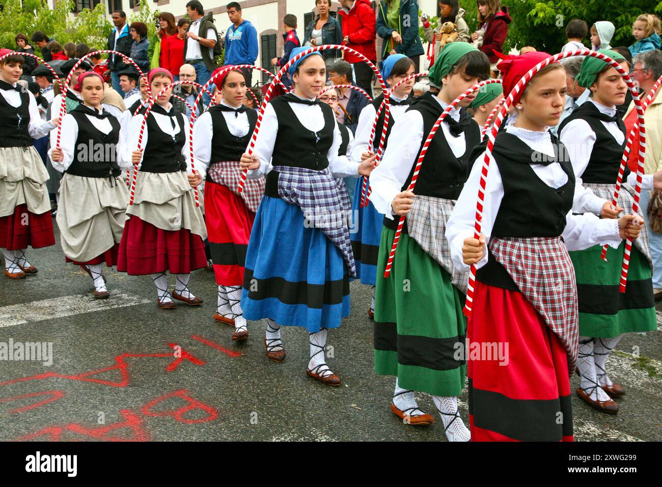 ESPAGNE. PAYS BASQUE. REGION DE LA NAVARRE. VALLEE DU BAZTAN. ELIZONDO. DEFILE EN COSTUME TRADITIONNEL LORS DES FETES DU BAZTANDAREN BILTZARA Stock Photo Alamy