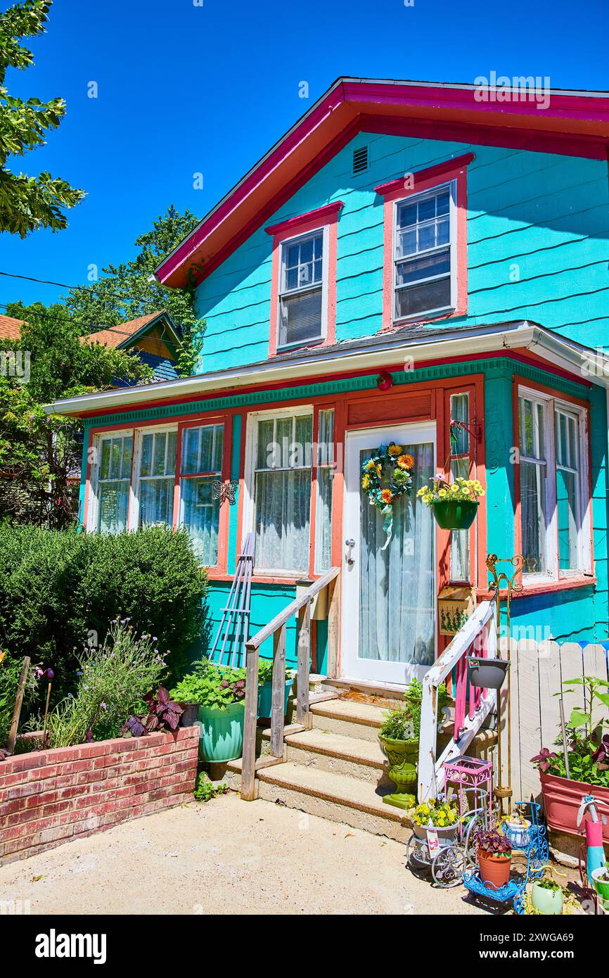 Vintage house exterior garden hi-res stock photography and images - Alamy