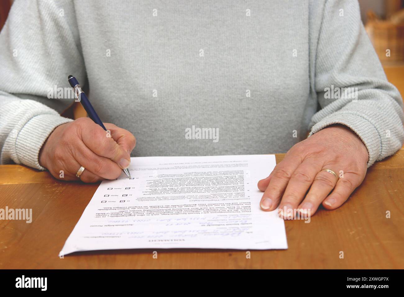 woman fills out a form, Living will, Germany Stock Photo