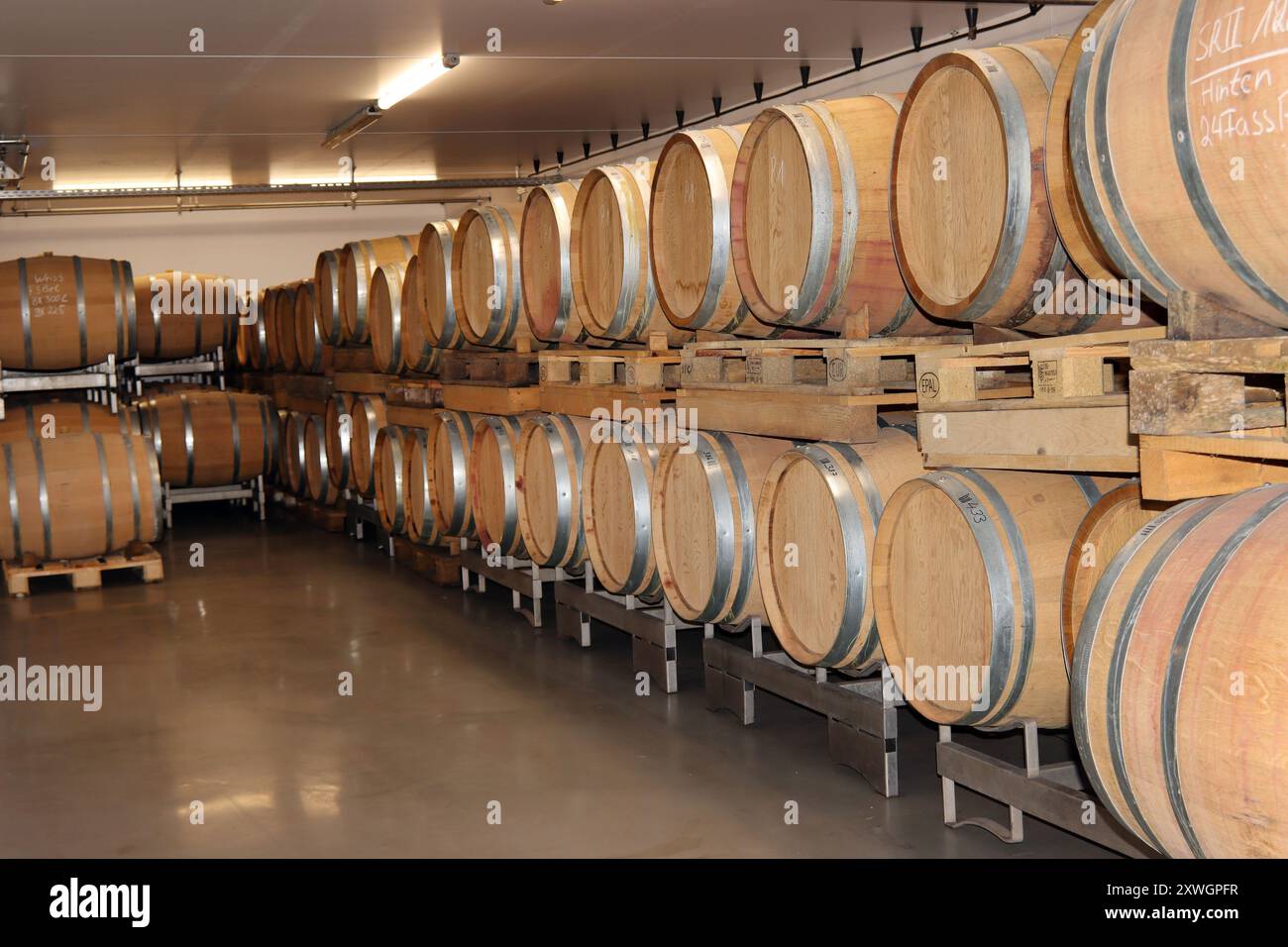 Oak barrels hi-res stock photography and images - Alamy