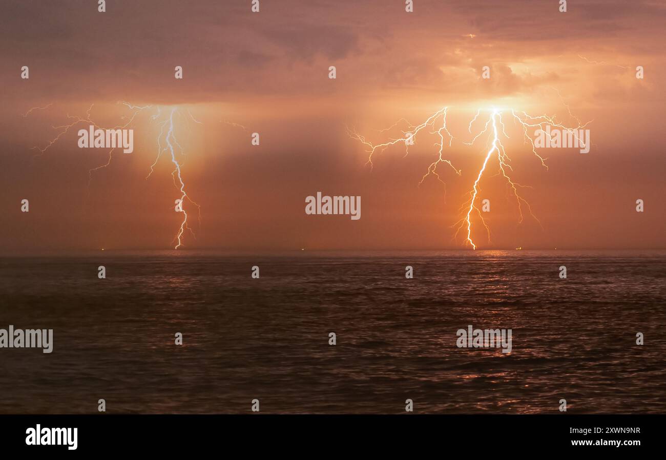 Ground to cloud lightning hi-res stock photography and images - Alamy