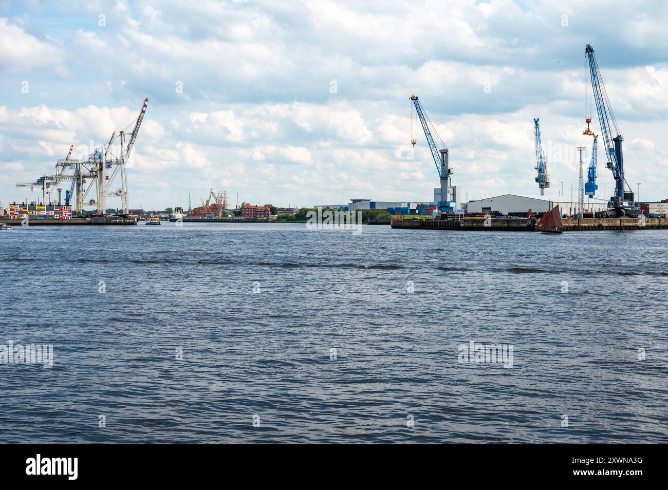 Hamburg crane hi-res stock photography and images - Page 23 - Alamy