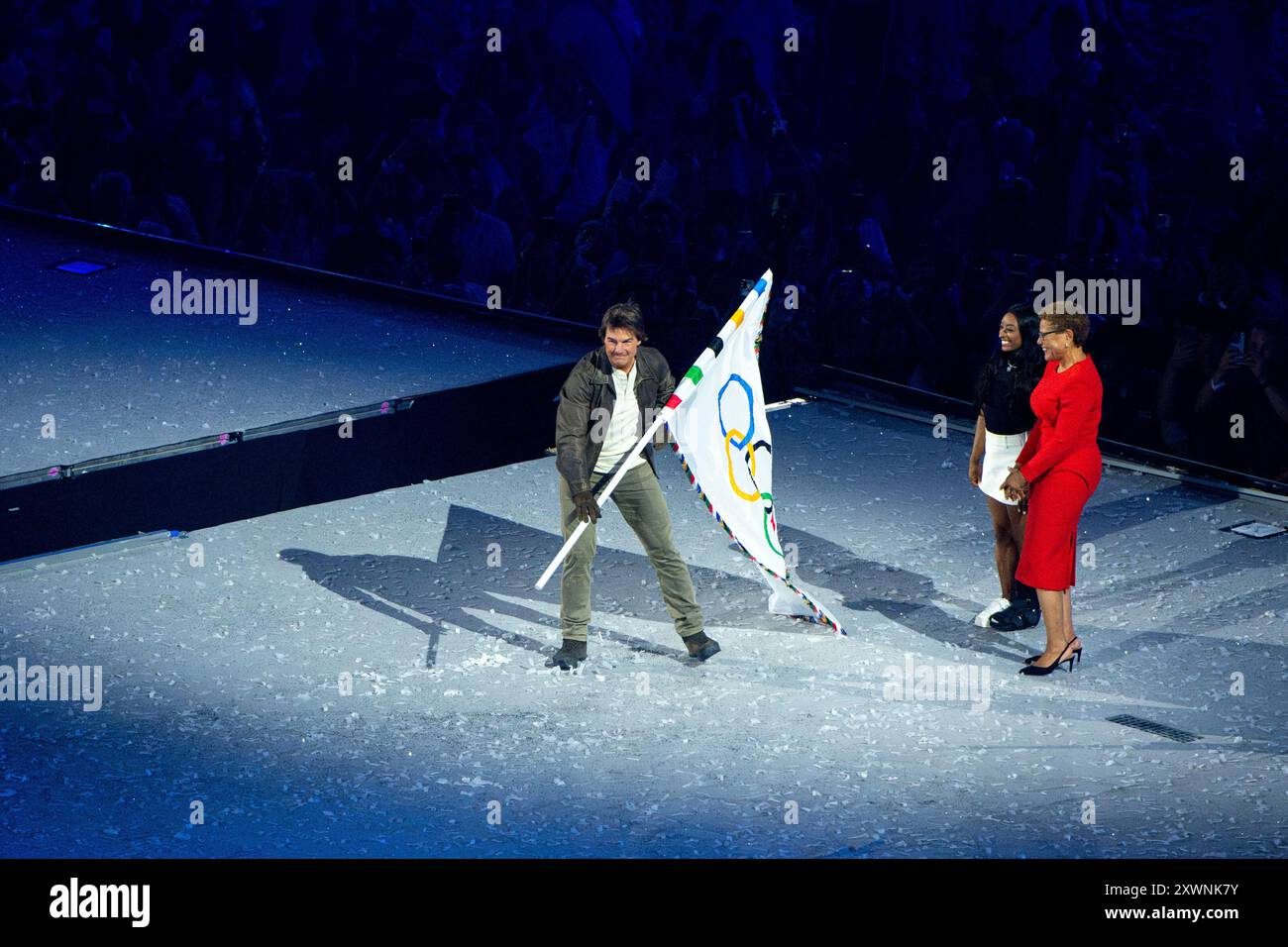 tom-cruise-usa-schauspieler-nimmt-symbolisch-die-olympische-fahne