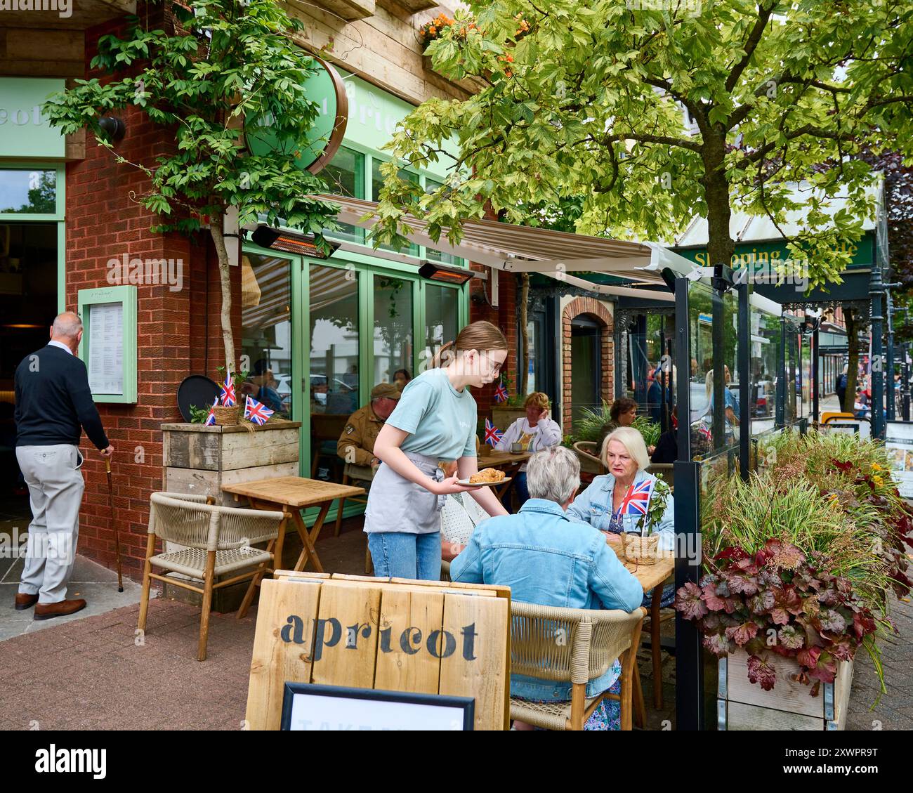 1940s street cafe hi-res stock photography and images - Alamy