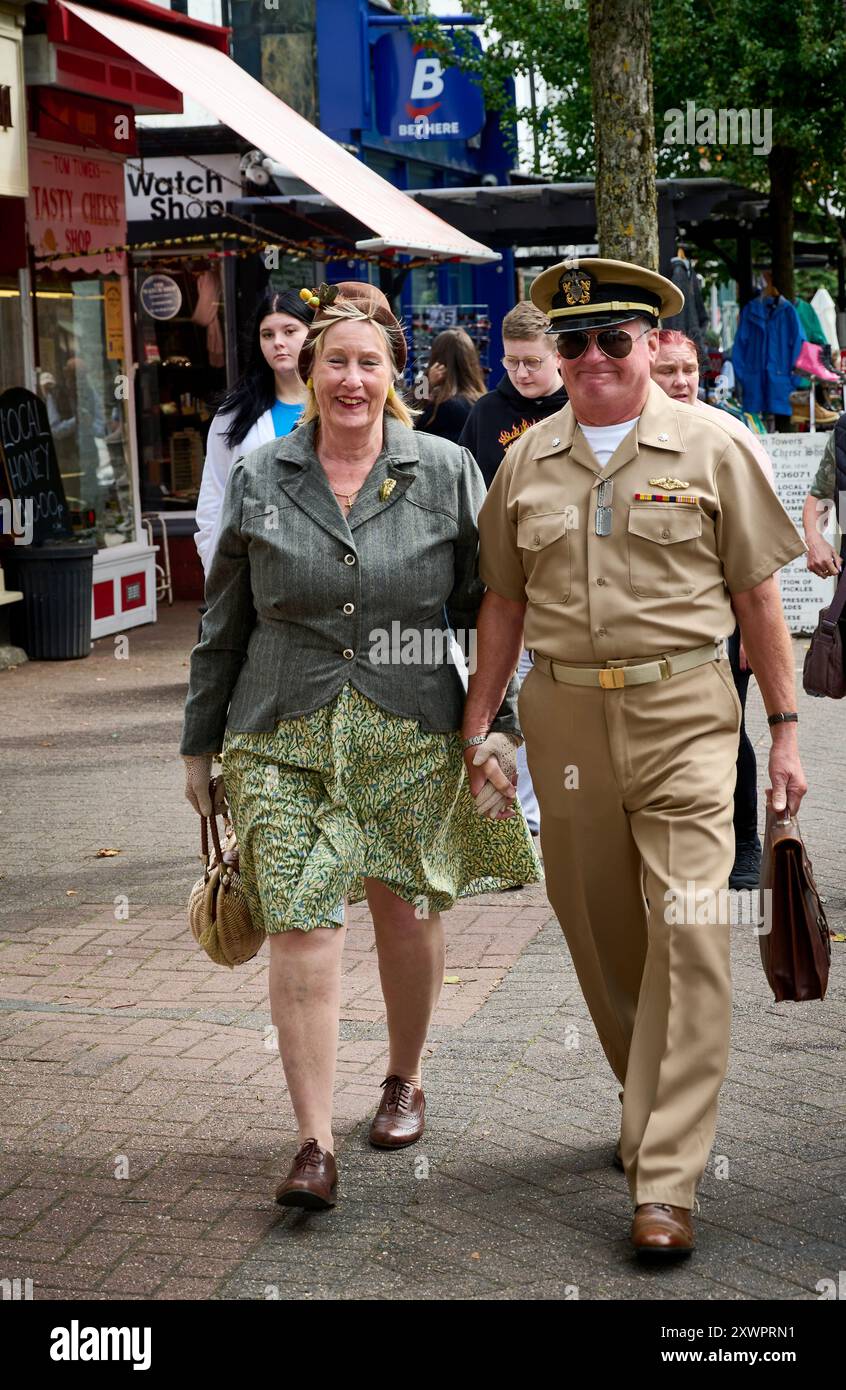 1940s women shopping hi-res stock photography and images - Alamy