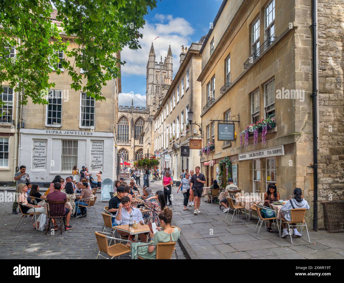 The Bath Bun cafe on Abbey Green with Bath Abbey in the background, Bath, Somerset, England, UK Stock Photo