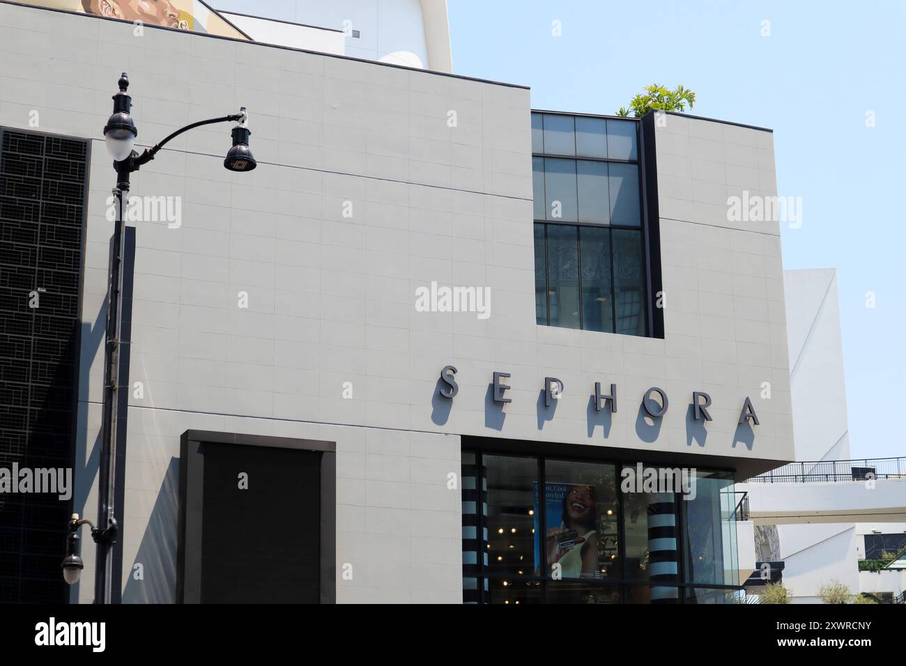 Facade of sephora cosmetics store hi-res stock photography and images ...