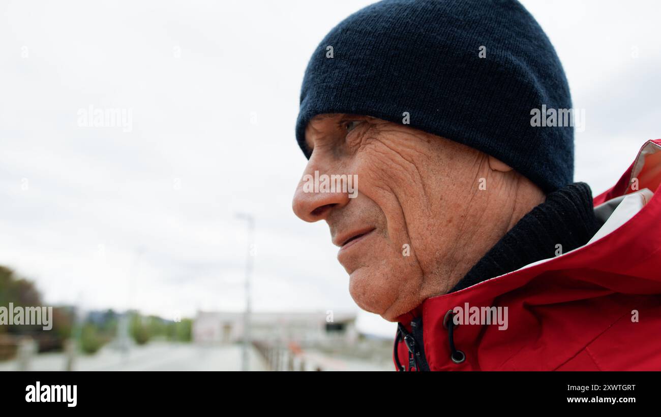 Old man face smiling hi-res stock photography and images - Alamy