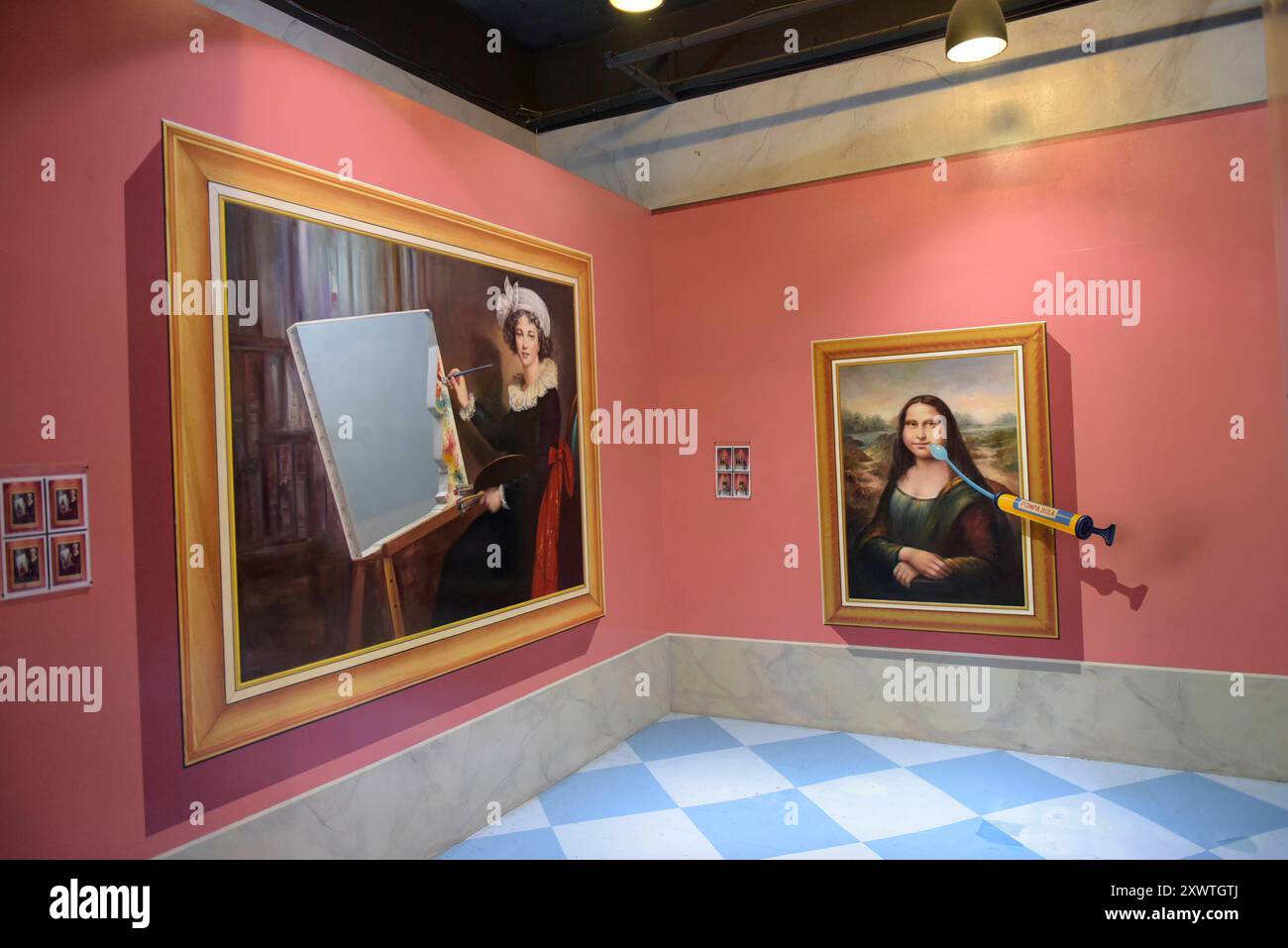 In der Straße Jl. Pintu Besar Utara befindet sich das sehenswerte Magic Art 3D Museum. Unter anderem werden hier Kunstwerke berühmter Maler verfremdet gezeigt, wie die Mona Lisa von Leonardo da Vinci. *** In the street Jl Pintu Besar Utara is the Magic Art 3D Museum, which is well worth a visit. Among other things, works of art by famous painters, such as Leonardo da Vincis Mona Lisa, are shown here in an alienated form Stock Photo