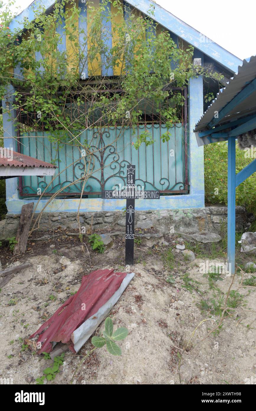 Der Friedhof Selamat Jalan ist nicht weit vom Ufer des Sentani Sees entfernt. *** The Selamat Jalan cemetery is not far from the shore of Lake Sentani Stock Photo