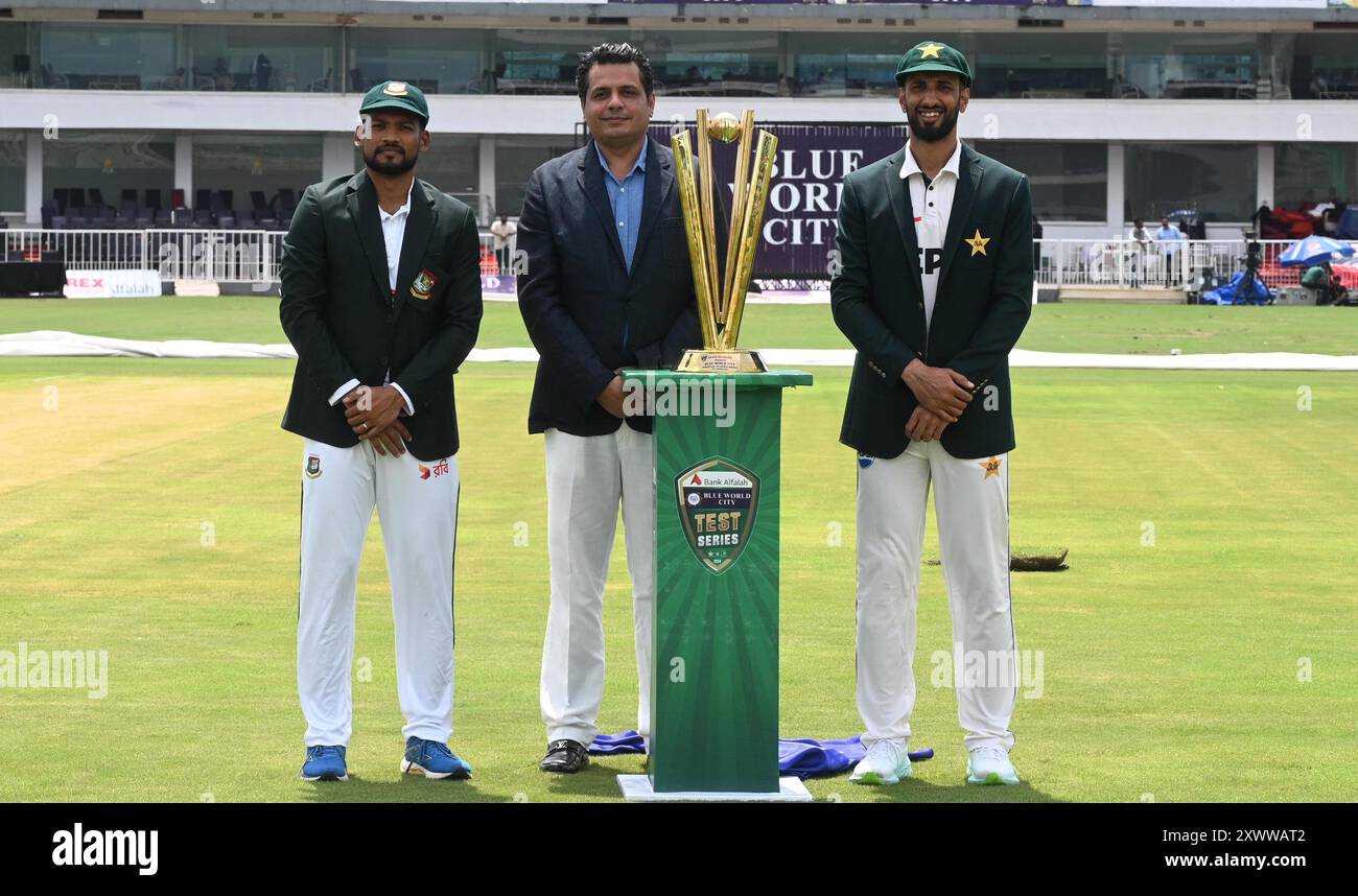 Rawalpindi, Pakistan, Punjab, Pakistan. 20th Aug, 2024. RAWALPNDI : On the occasion of the first Test cricket match between Pakistan and Bangladesh at the Rawalpindi Cricket Stadium, Captain Shan Masood and Najamul Hussain are launching the Shanto Trophy. INP PHOTO by Raja Imran.Bangladesh's captain Najmul Hossain Shanto and his Pakistan's counterpart Shan Masood (R) pose with the Test series trophy at the Rawalpindi Cricket Stadium in Rawalpindi on August 20, 2024, on the eve of their first Test cricket match.Bangladesh's captain Najmul Hossain Shanto and his Pakistan's counterpart Shan Mas Stock Photo