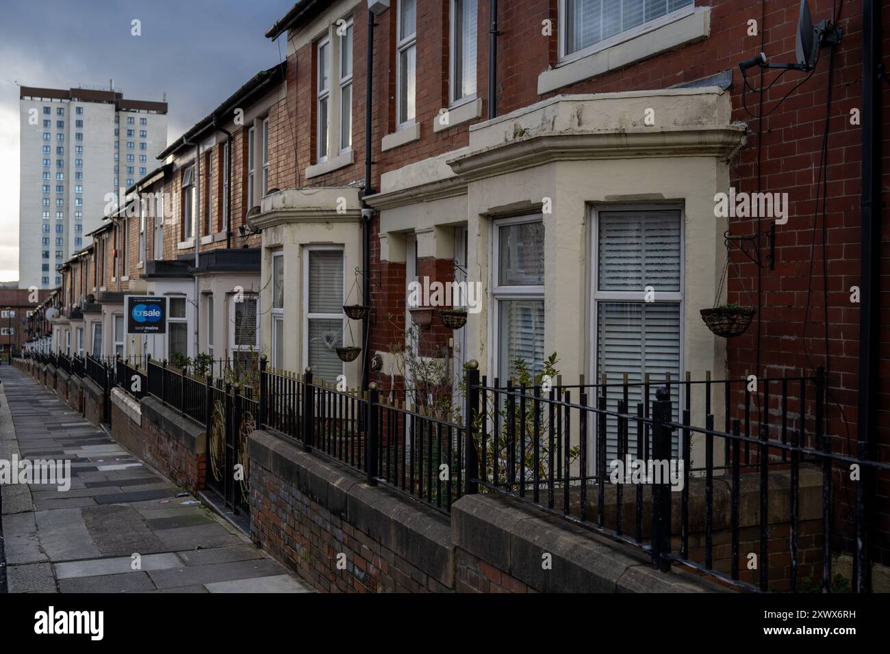 Row house living street hi-res stock photography and images - Alamy