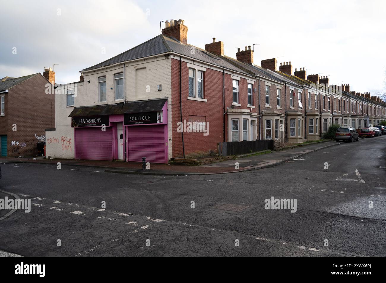 Row house living street hi-res stock photography and images - Alamy