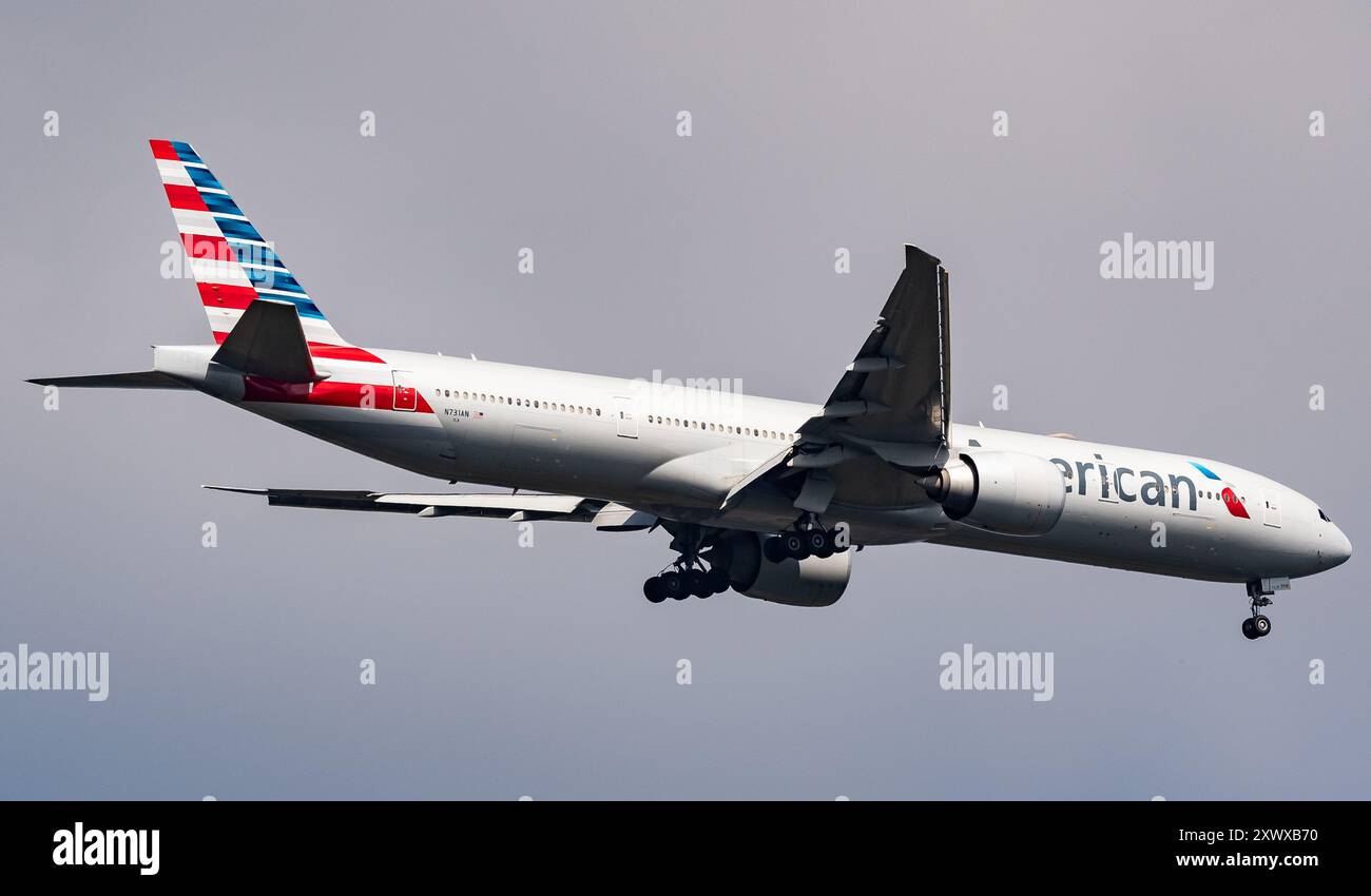 American Airlines Boeing 777-323(ER) N731AN overflies Windsor Great ...