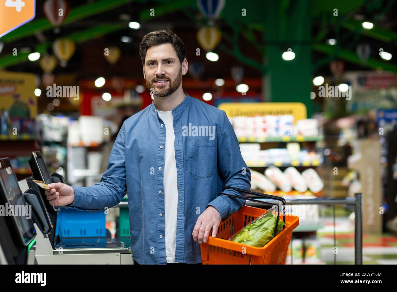 Self checkout grocery store hi-res stock photography and images - Alamy