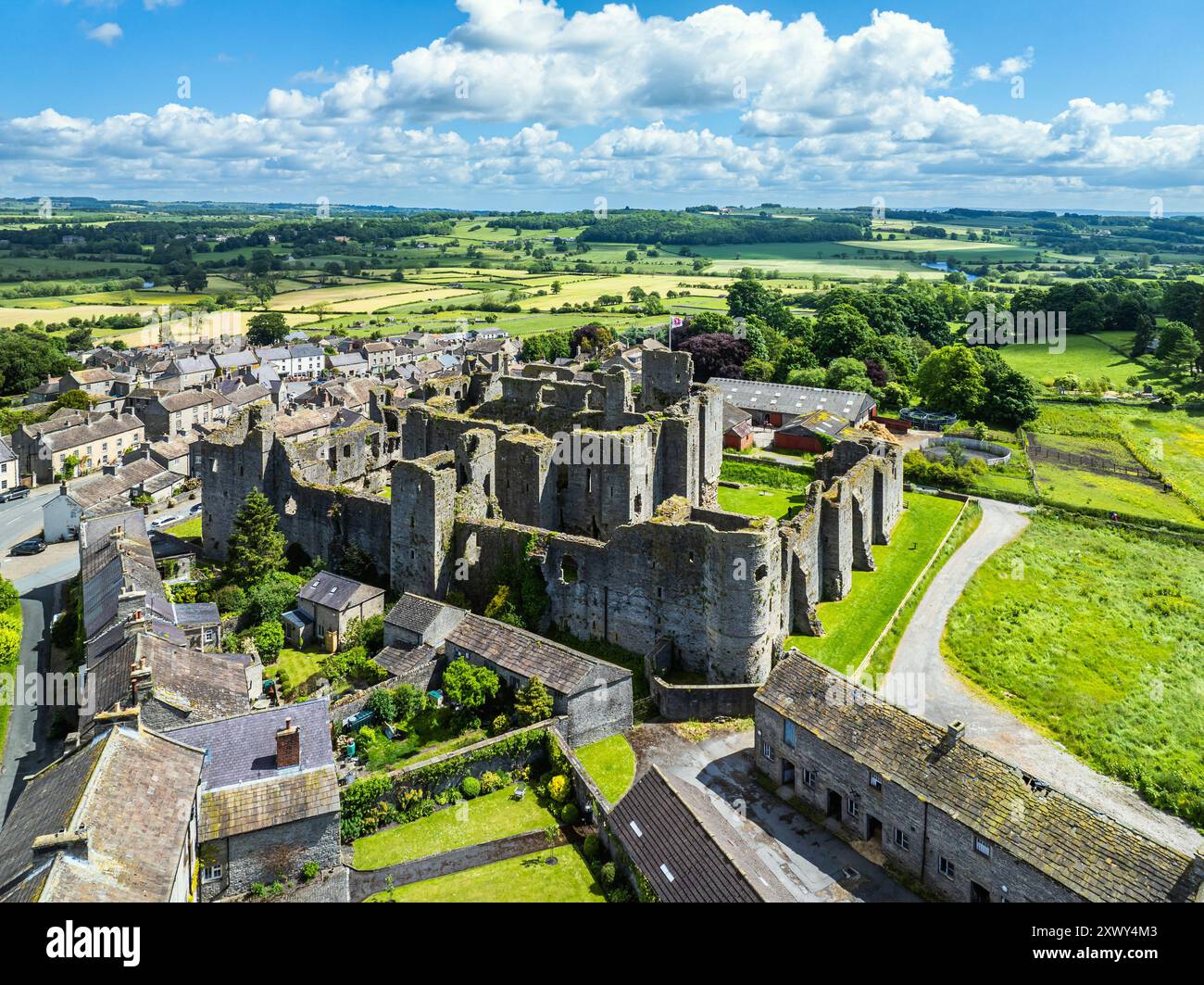 View of middleham castle hi-res stock photography and images - Alamy