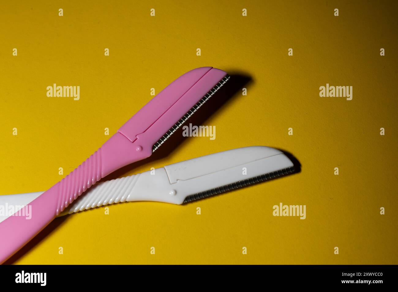 Berlin, Germany. 21st Aug, 2024. A pink and a white razor, which can ...