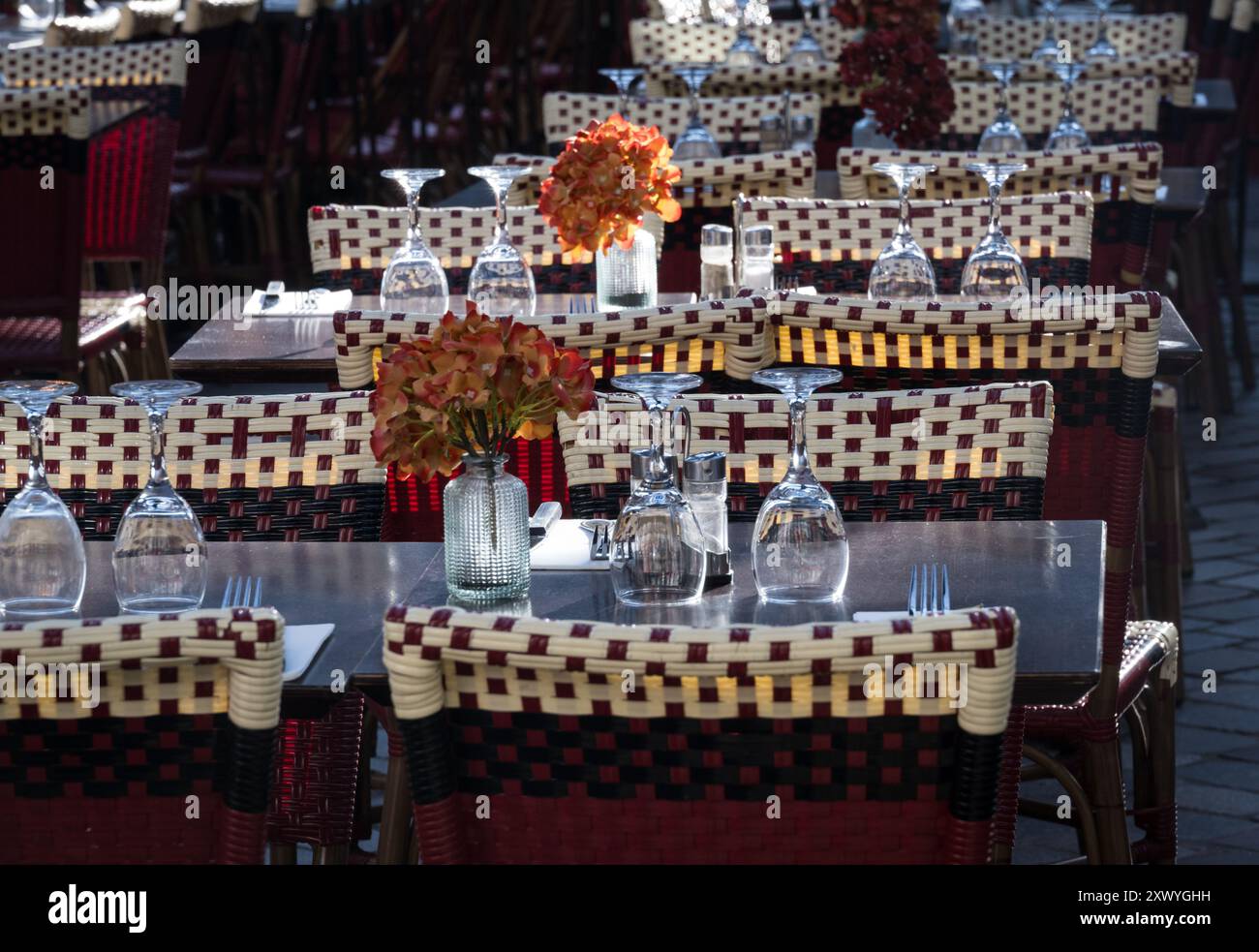 Outdoors lunch table setting in Paris spring sunshine Stock Photo - Alamy