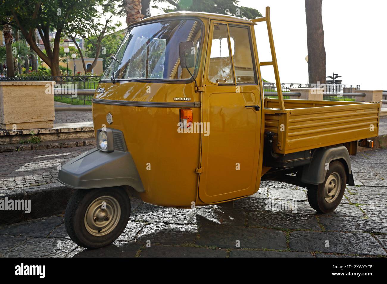 Vespa car hi-res stock photography and images - Alamy