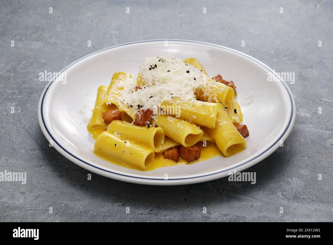 rigatoni alla carbonara, Roman pasta dish Stock Photo