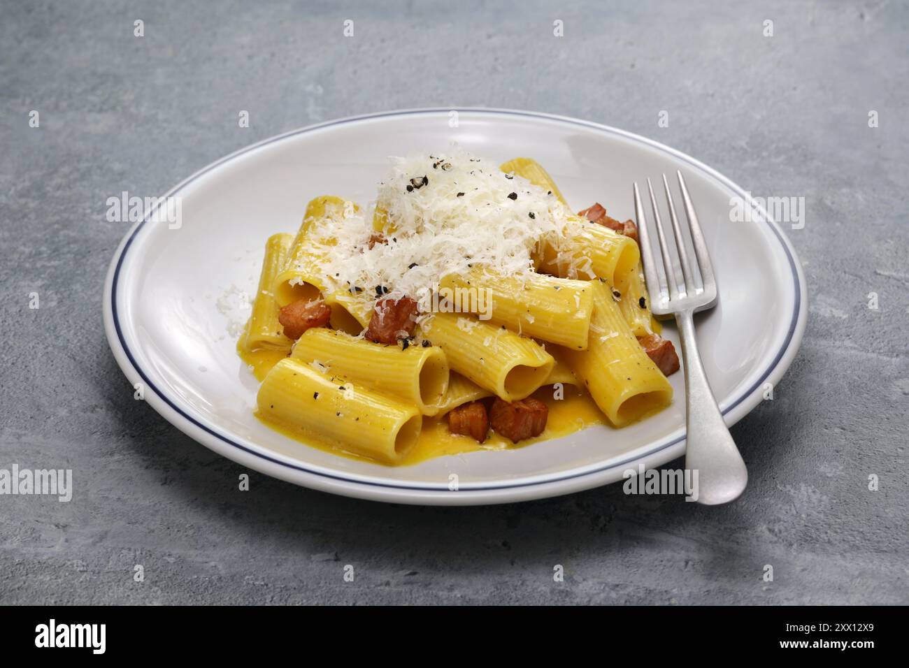 rigatoni alla carbonara, Roman pasta dish Stock Photo