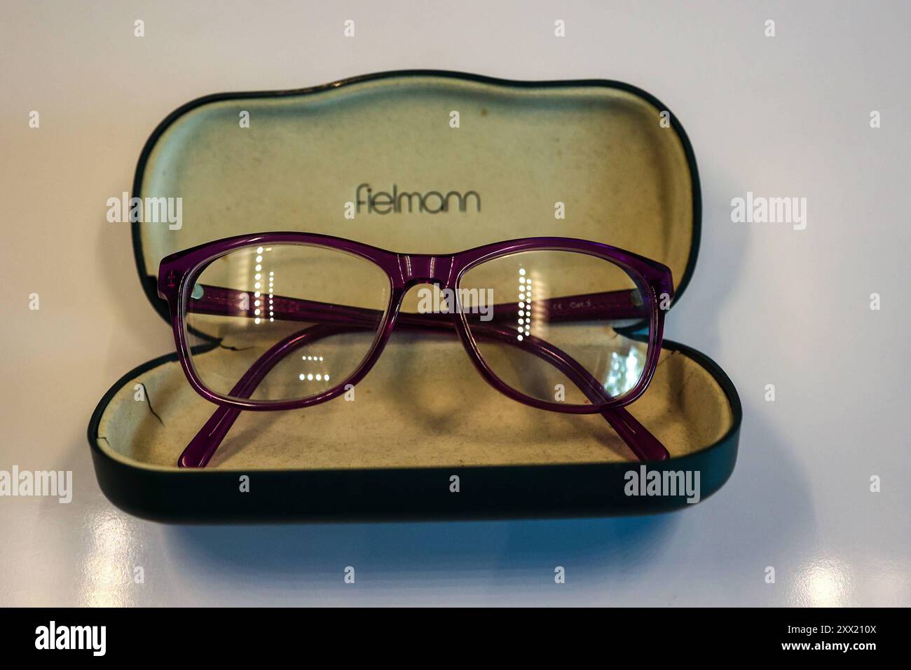 Brille in einem Fielman Etui *** Glasses in a Fielman case Copyright: xLobeca/RalfxHomburgx Stock Photo