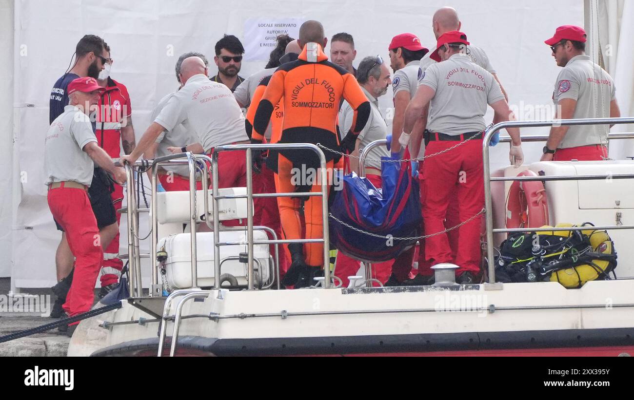 The fifth body bag is brought ashore at the harbour in Porticello by(01)