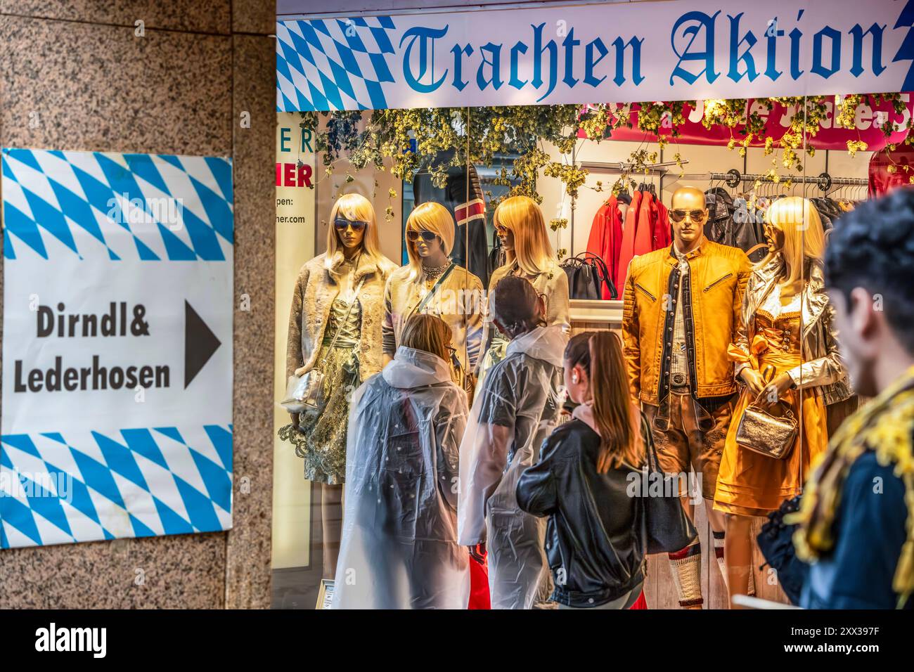Trachten Aktion, Dirndl und Lederhosen im Schaufenster eines