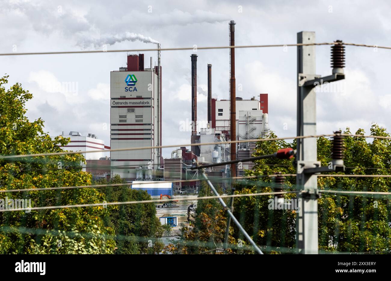 Östrand's pulp mill (In Swedish: Östrands massafabrik) in Timrå is part of the SCA group Stock Photo