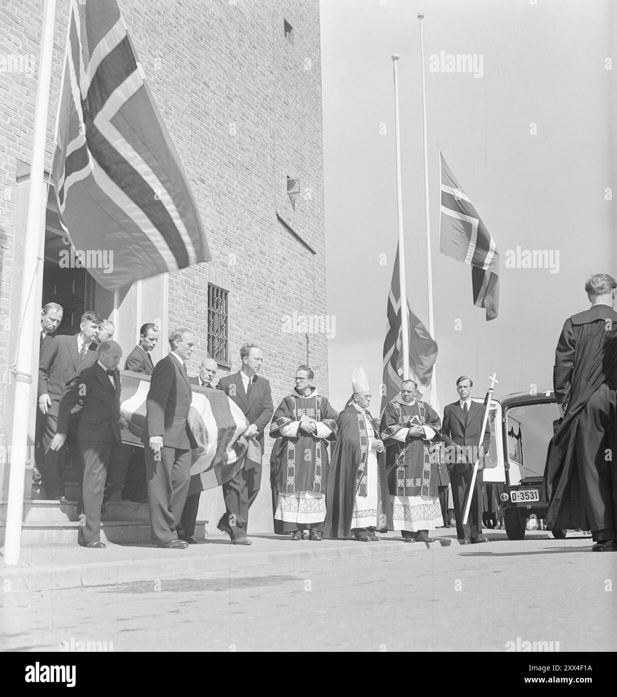 Hamar 19490615Actual 13-1949: Catholic splendor and celebration at Sigrid Undset's bier Author Sigrid Undset's funeral in St. Torfinn chapel Hamar. -The coffin is carried out of St. Torfinn's chapel by the eight writers who stood guard of honour. Forrest goes, the chairman of the Authors' Association, Hans Heiberg, and Nils Johan Rud. The others are Tarjei Vesaas, Arne Skouen, Georg Brochmann, Claes Gill, Torolf Elster and Einar Skjæraasen.  Photo; Sverre A. Børretzen / Aktuell / NTB  ***PHOTO NOT IMAGE PROCESSED***     This image text is auto translated Stock Photo