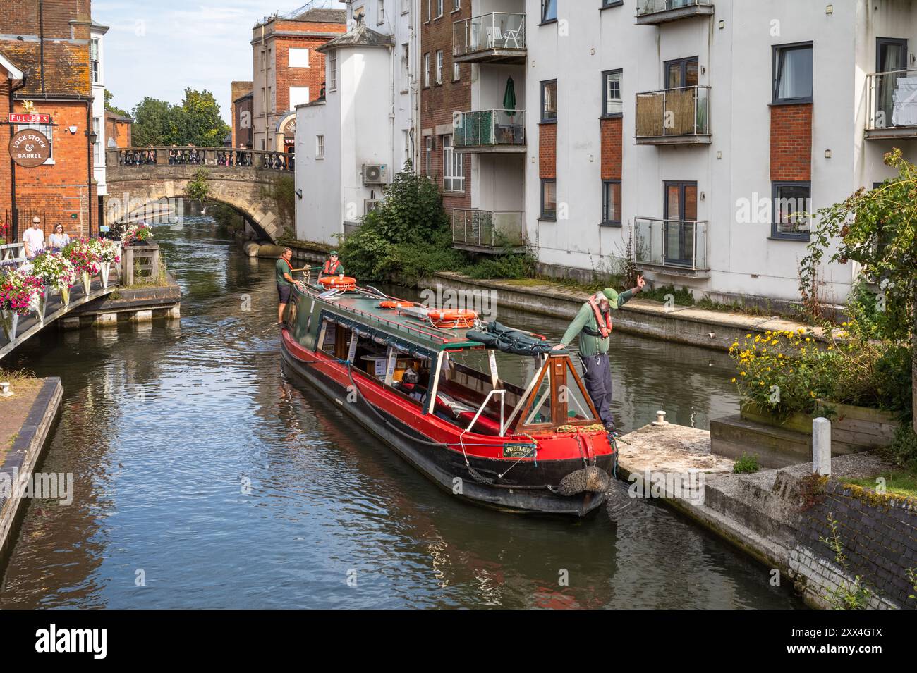 A canal boat is prepared to enter Newbury Lock on the Kennet and Avon Canal, Newbury, Berkshire, England, UK. Stock Photo