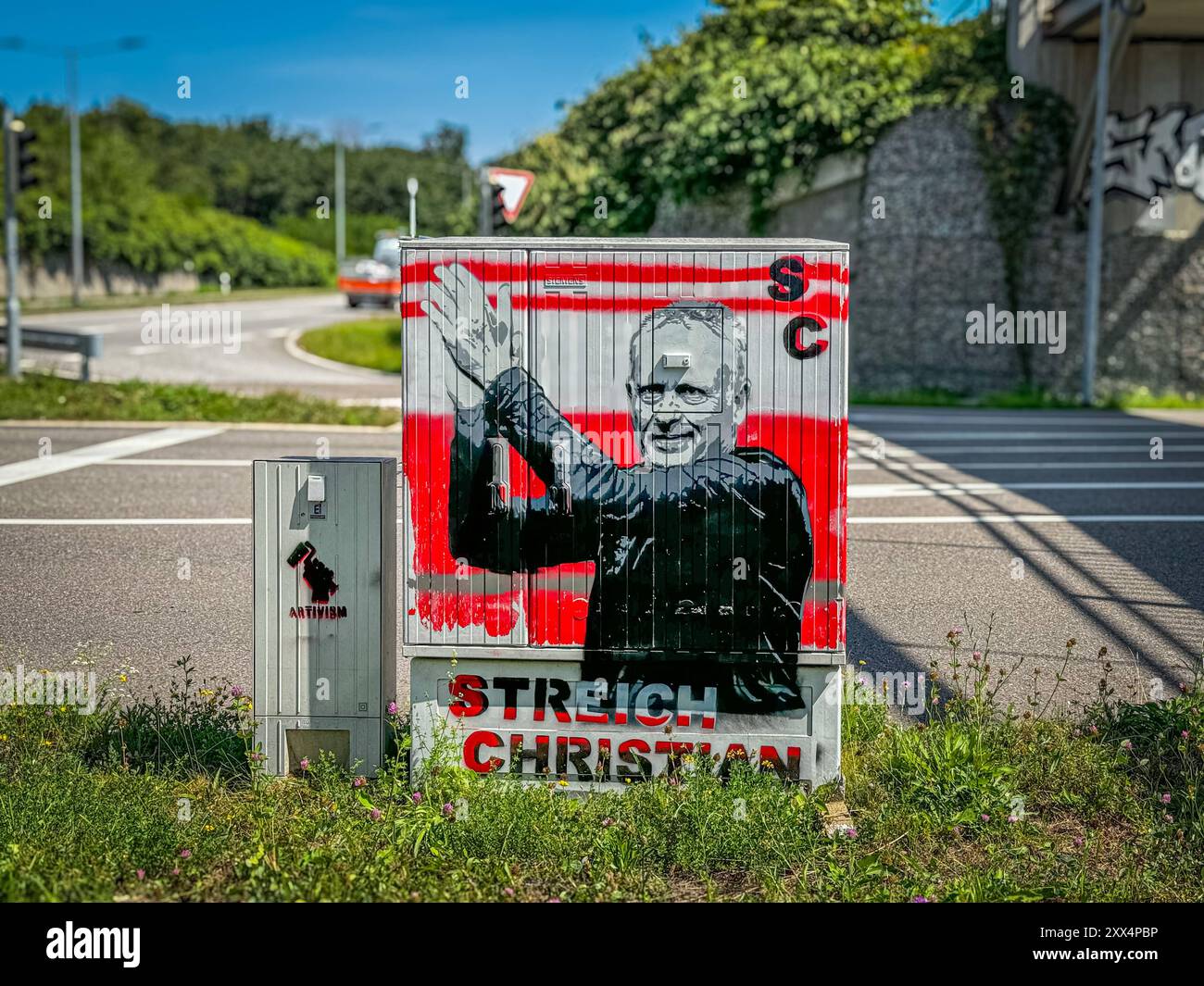 Graffiti, Streetart, Christian Streich, SC Freiburg, Fußball, Kunst im öffentlichen Raum, Fan-Kultur, Trainerlegende, Vereinstreue, Bundesliga, Identifikation, Sport, Stadion, Urban Art, Freiburg, Kunstaktion, Meinungsfreiheit, Trainerkult, Fußballkultur, Jugendkultur, Sprühkunst, öffentliche Wahrnehmung, Fanszene, Kultur im Alltag, Fußballgeschichte, Vereinsgeschichte, Heimatverbundenheit, Trainerpersönlichkeit, Kunst und Sport, Stadtbild, Kunstinstallation. *** Graffiti, street art, Christian Streich, SC Freiburg, soccer, art in public space, fan culture, coaching legend, club loyalty, Bunde Stock Photo