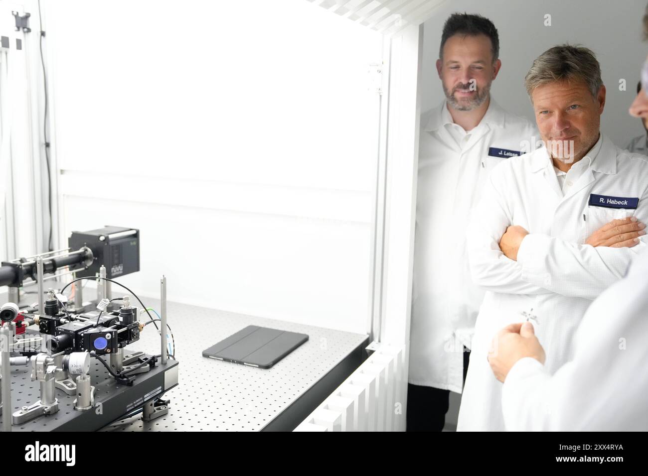 Ion trap quantum computer hi-res stock photography and images - Alamy