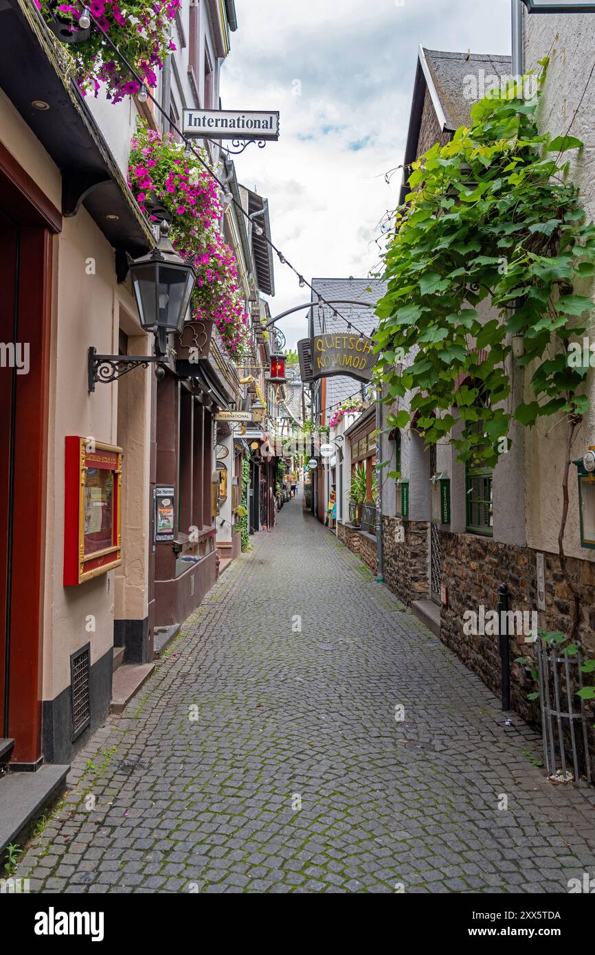 Ruedesheim: the famous Drosselgasse in Ruedesheim, Germany. This narrow ...