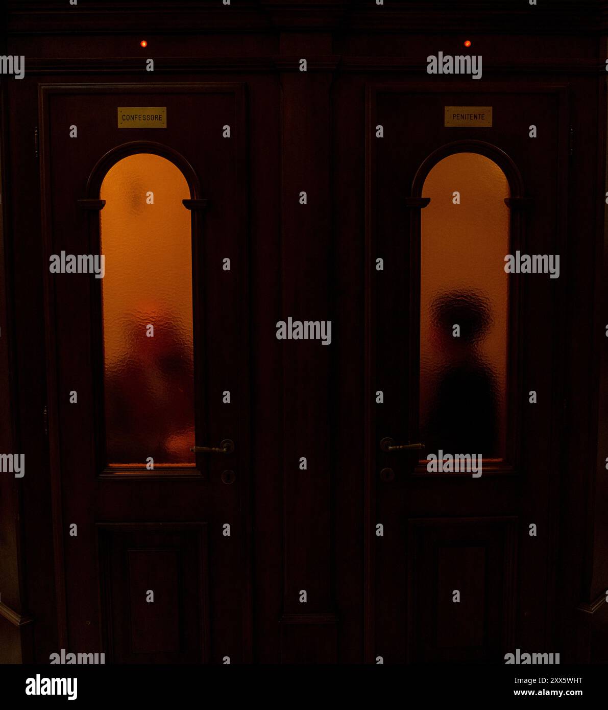 Dark wood booth hi-res stock photography and images - Alamy