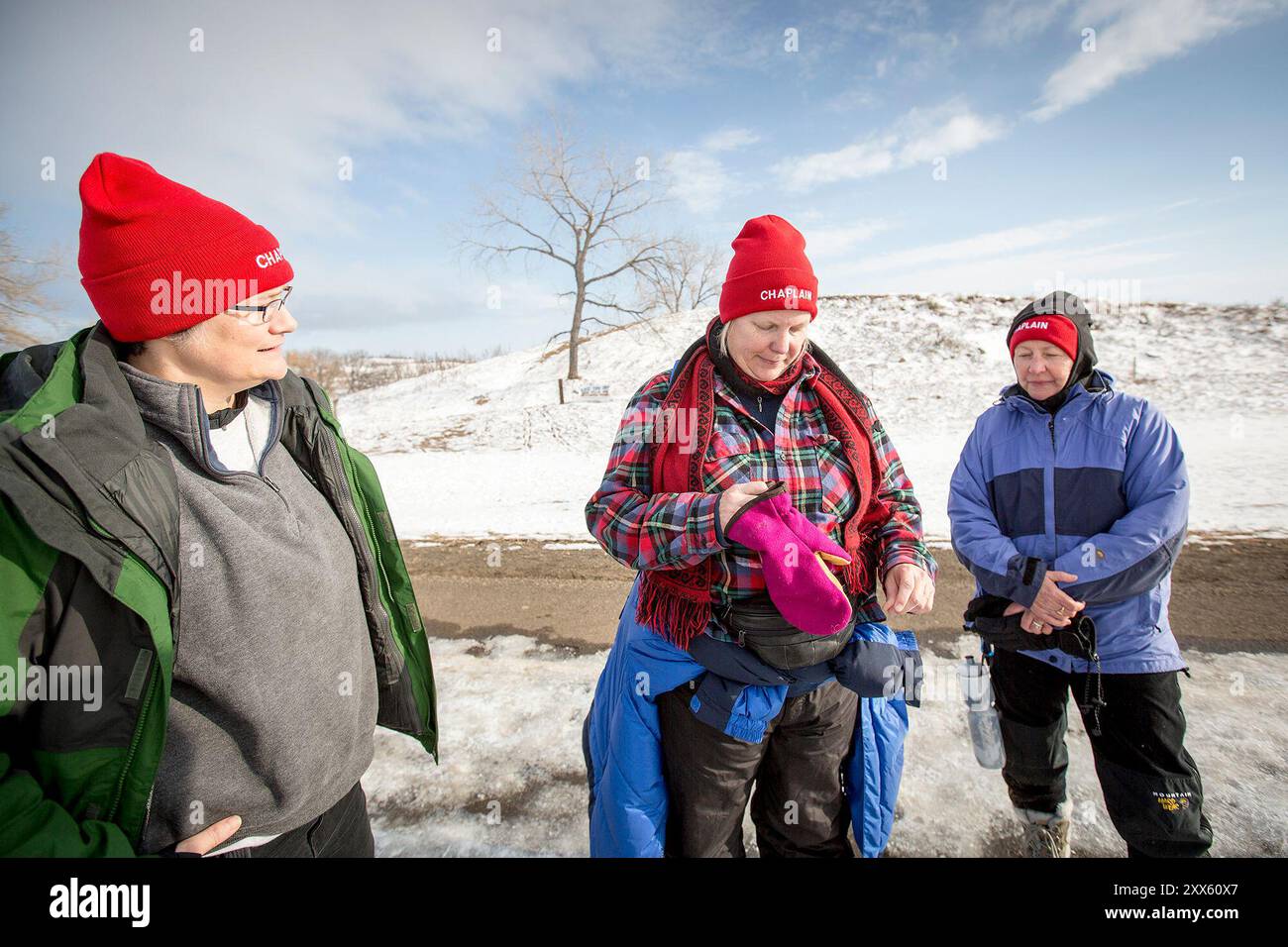 Pastorene Emily (Mikkelsen) Braut, Marta Tuff Maddy og Hope Attenhofer er tre av hundre prester som har tatt turen til Standing Rock for å vise sin støtte. I bakgrunnen er en åskam som indianerne anser som hellig grunn. Etter måneder med protester klarte Sioux-indianerne ved Standing Rock og deres støttespillere å midlertidig stoppe US Army Corps of Engineers fra å bygge den omstridte DAPL - Dakota Access Pipeline - under elven som går rett gjennom Dakota-indianernes reservat. Nå kan det virke som kampen var forgjeves. På dag to i jobben som president i USA beordret Donald Trump byggingen av D Stock Photo