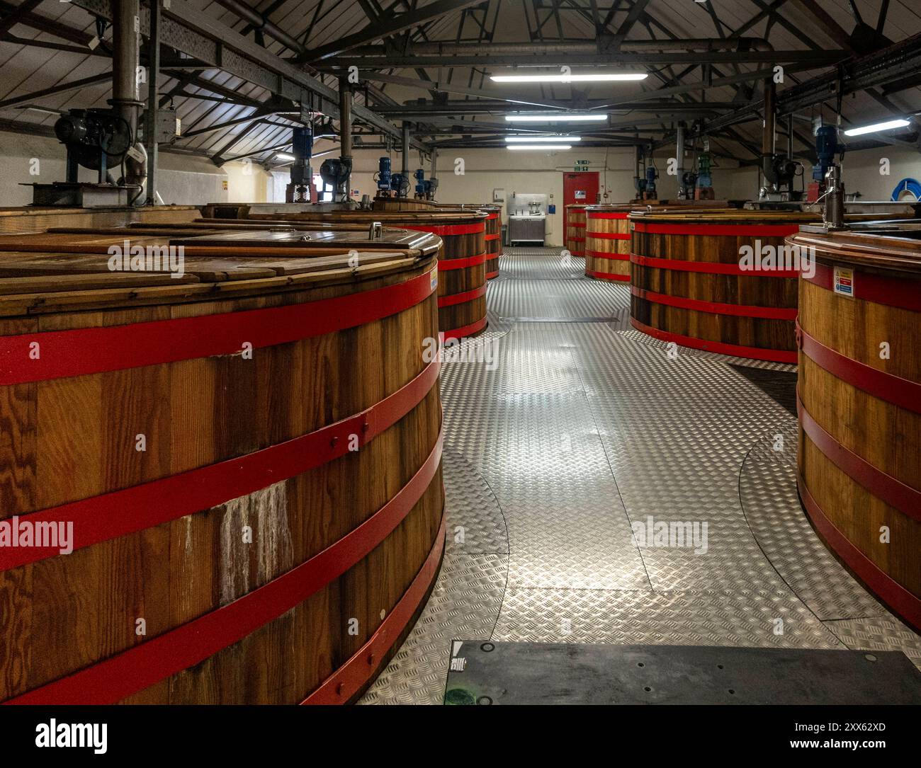 Cardhu: Whisky-Brennerei im Speyside. - Moderne großvolumige Maisch- und Gärbottiche füllen einen Produktionsraum der Whisky-Brennerei Cardhu in den s Stock Photo