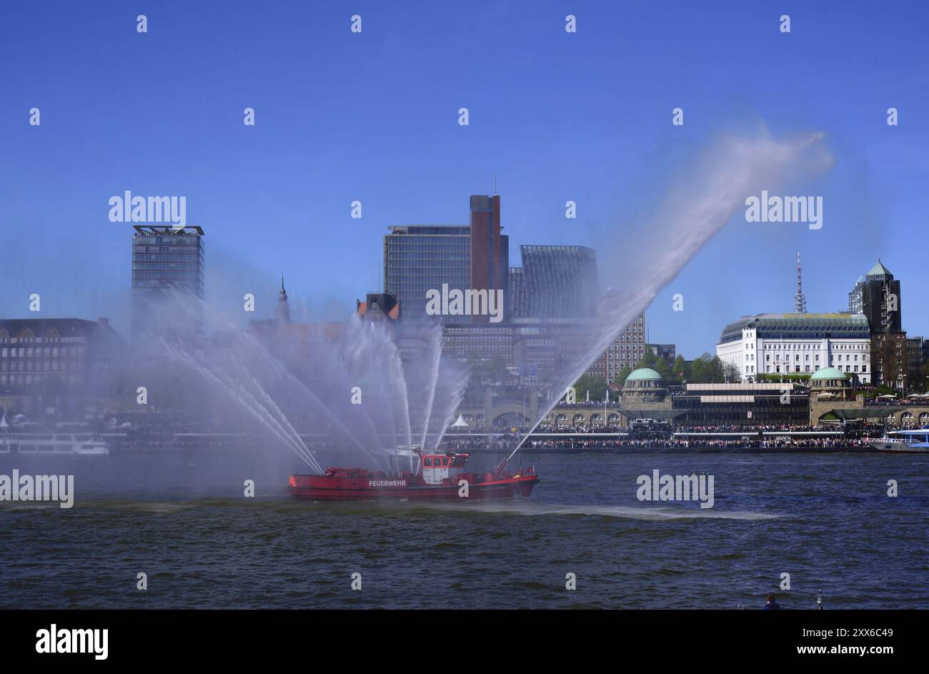 Deutschland, Hamburg, Hafen, St. Pauli, Feuerwehrauto im Einsatz Stock Photo