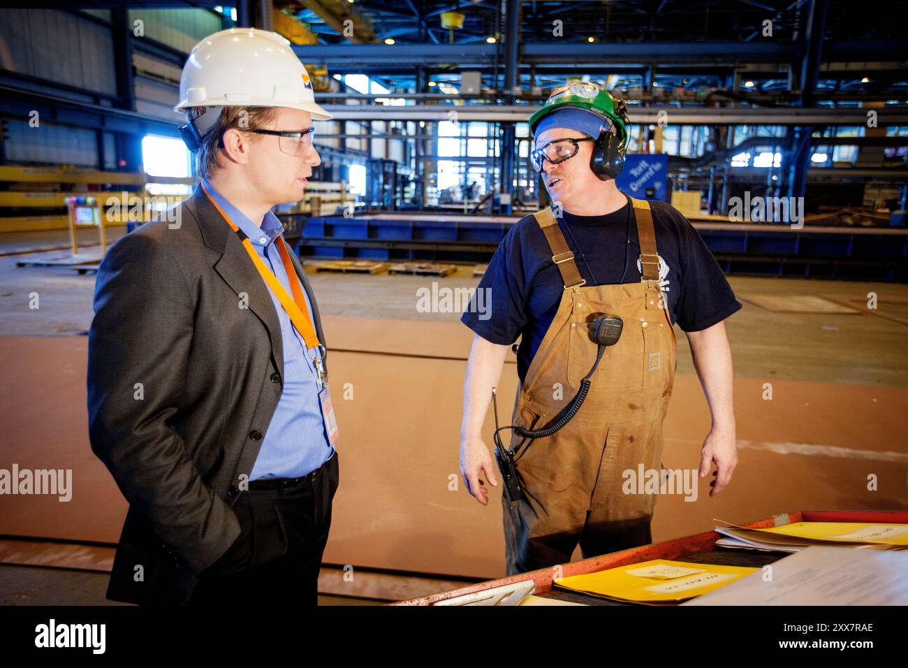 Frederick Chamberlain hilser på Kristian Røkke for første gang. Frederick var skeptisk først, men roser nå den unge sjefen. Kristian Monsen Røkke tar over Aker- verftet i Philadelphia. Stock Photo