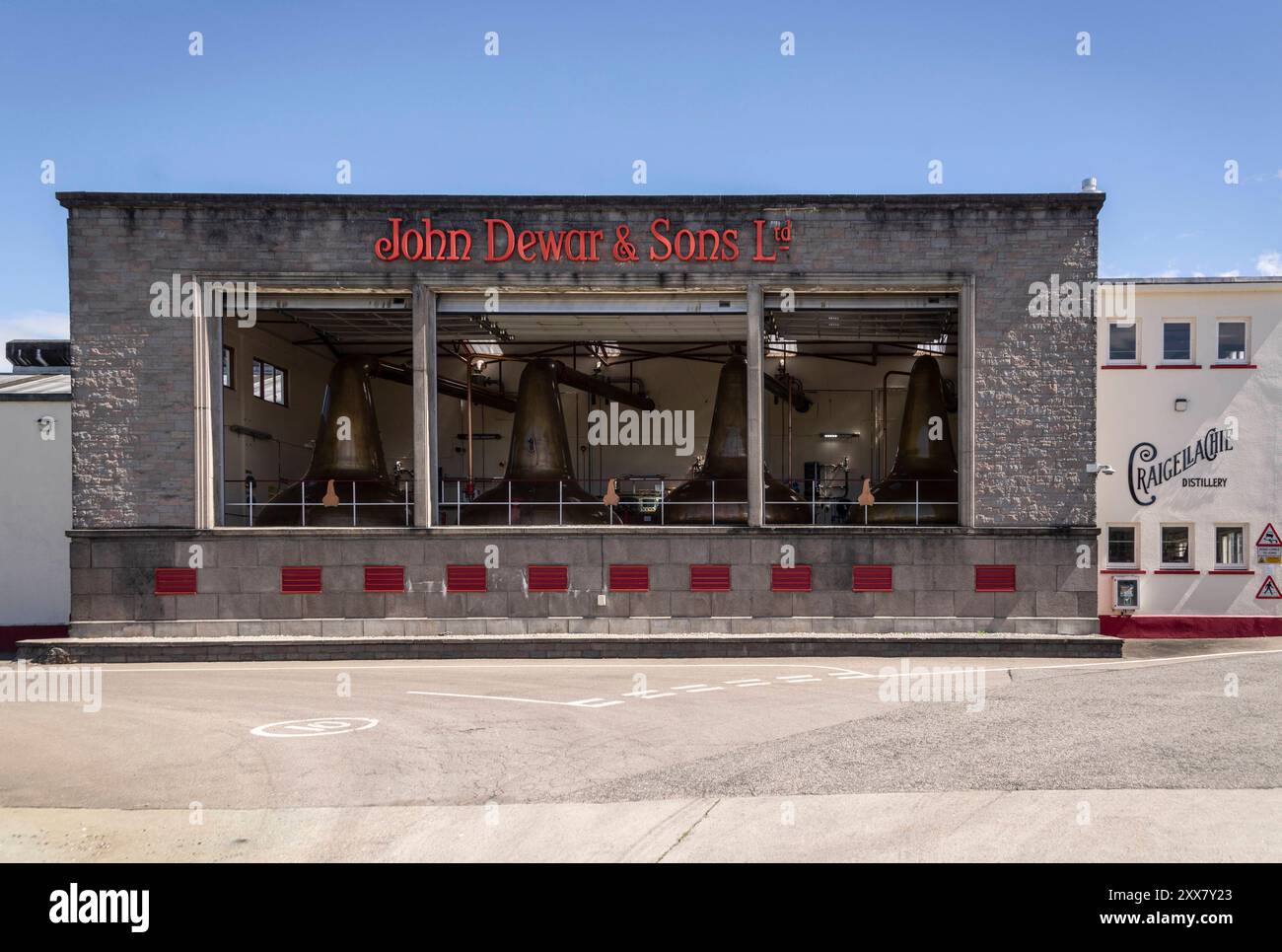 Whisky: Offene Brennerei. - Am Tage öffnet dieser Whisky-Betrieb von John Dewar & Sons Ltd. in Craigellachie die Fenster der Halle mit den riesigen De Stock Photo