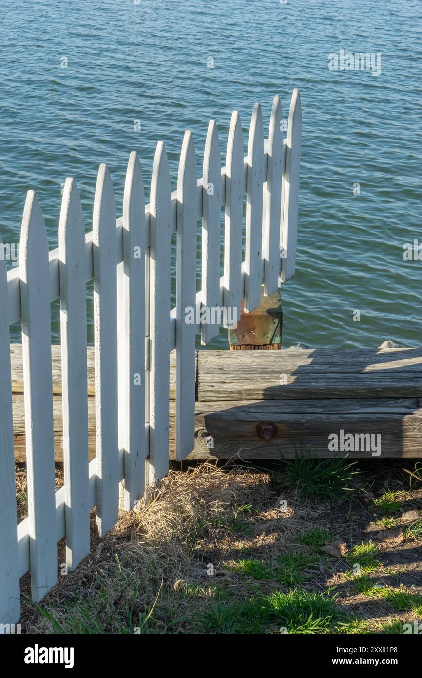White picket fence ocean hi-res stock photography and images - Alamy