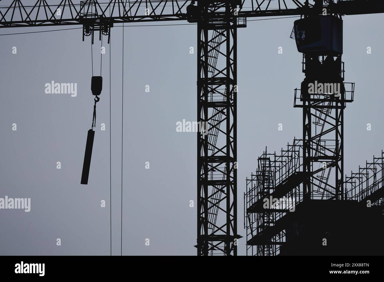 Berlin, Deutschland. 23rd Aug, 2024. A crane and scaffolding are seen at a construction site in Berlin, August 23, 2024. Credit: dpa/Alamy Live News Stock Photo