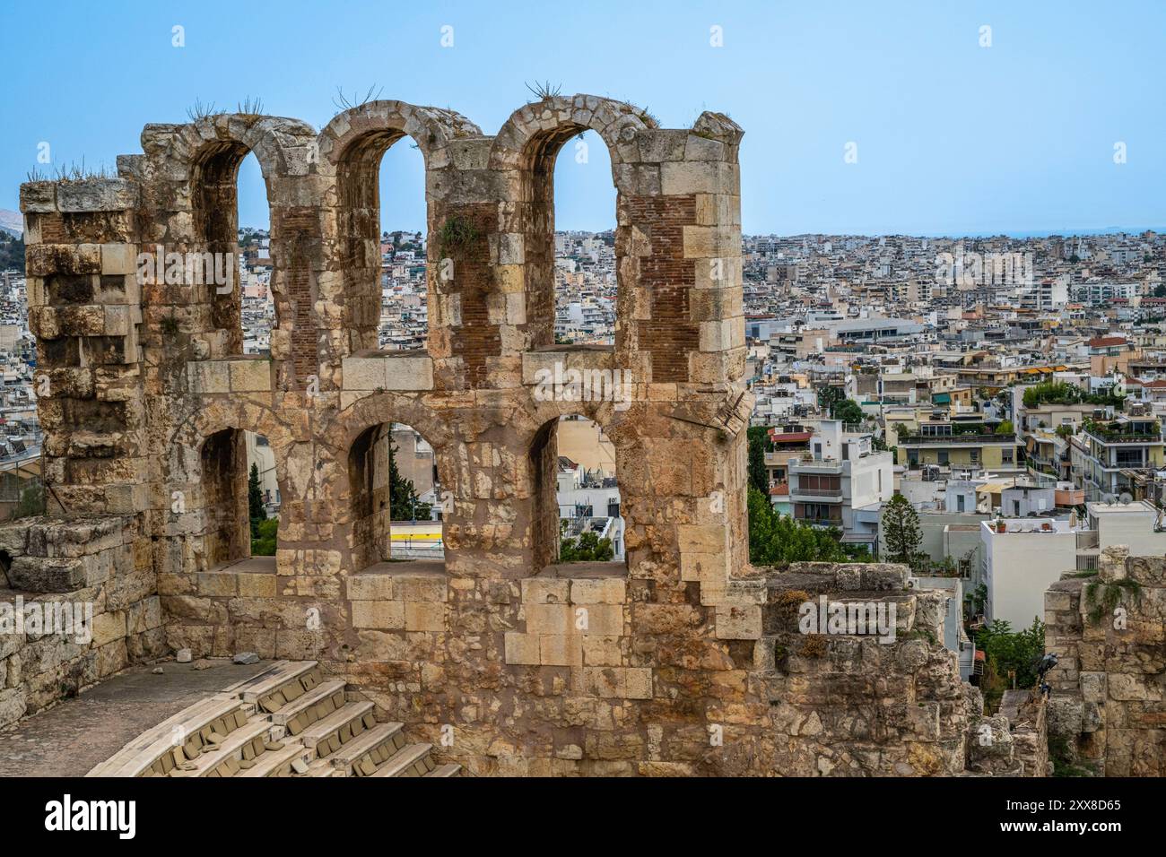 Grèce, Athènes, ascension de l'acropole, avec vue sur la ville, Théâtre de Dionysos, l'ancien temple d'Athéna et le Parthénon en travaux Stock Photo