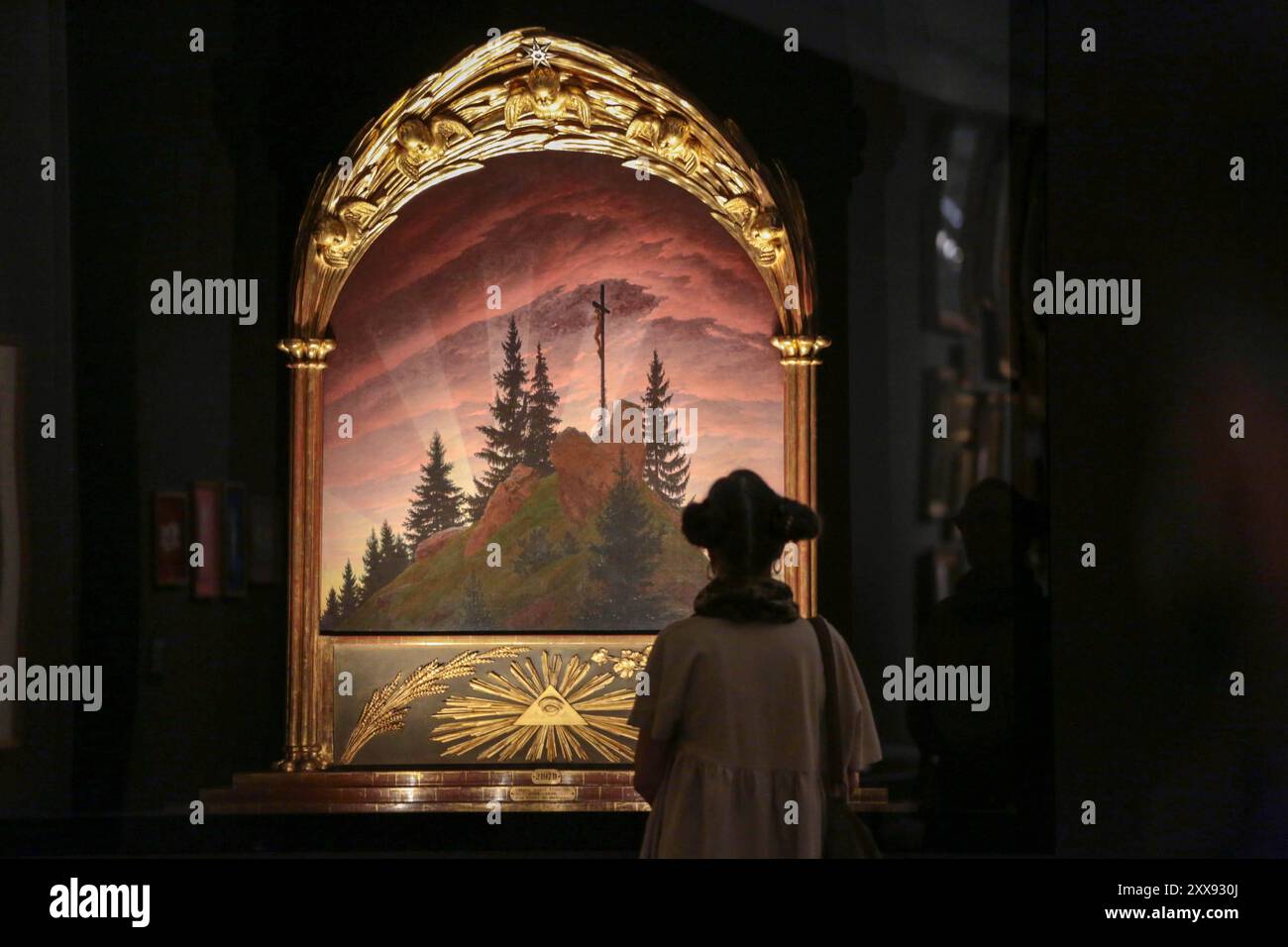 Jubilaeumsschau zu Caspar David Friedrich im Albertinum Museum in Dresden. Foto vom 23.08.2024: Das Gemaelde Das Kreuz im Gebirge 1807/1808 im Albertinum Wenige Tage vor dem 250. Geburtstag von Caspar David Friedrich 1774-1840 oeffnen die Staatlichen Kunstsammlungen Dresden SKD am Samstag eine Ausstellung mit zahlreichen Werken des Malers. Im Dresdner Albertinum sind 47 Gemaelde des Kuenstlers der deutschen Romantik zu sehen. Im Kupferstich-Kabinett wird das zeichnerische Werk mit mehr als 160 Arbeiten vorgestellt. Die zweiteilige Ausstellung steht unter dem Titel Caspar David Friedrich. Wo al Stock Photo