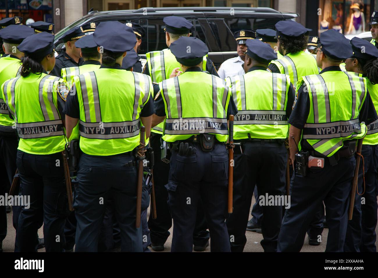 Auxilary NYPD Police being deployed for duty at the Dominican Day ...