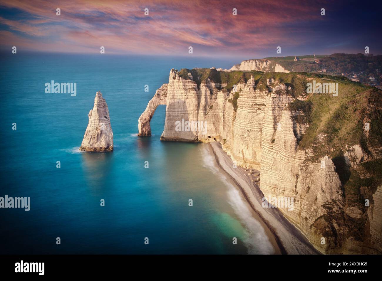 Sunset cliff arch etretat hi-res stock photography and images - Alamy