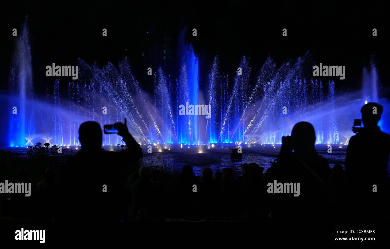 Hamburg, Germany. 22nd Aug, 2024. Hundreds of visitors watch the colorful  water light concert in the "Planten un Blomen" park in the late evening.  The traditional water light concerts have once again