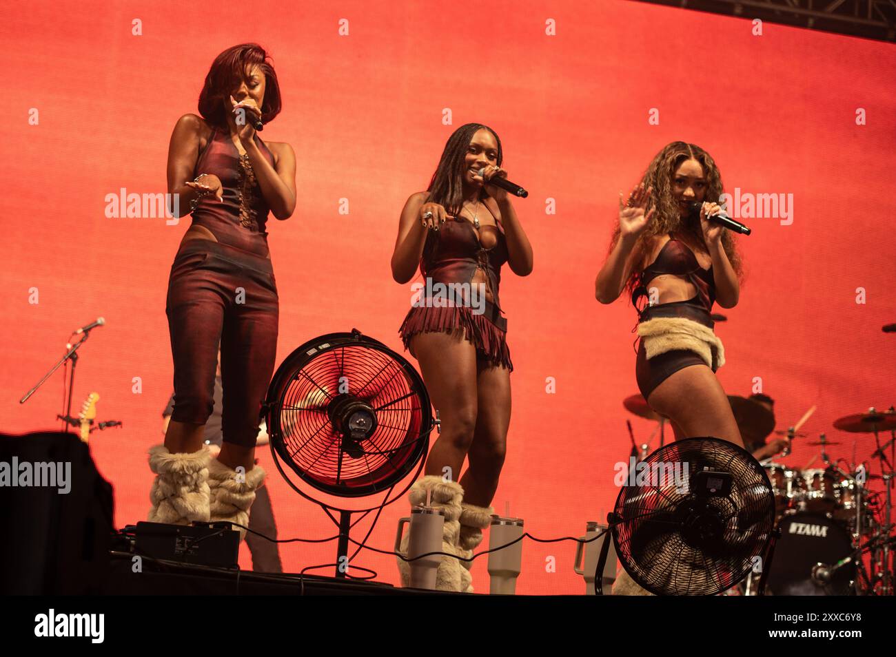 British girl group flo hi-res stock photography and images - Alamy