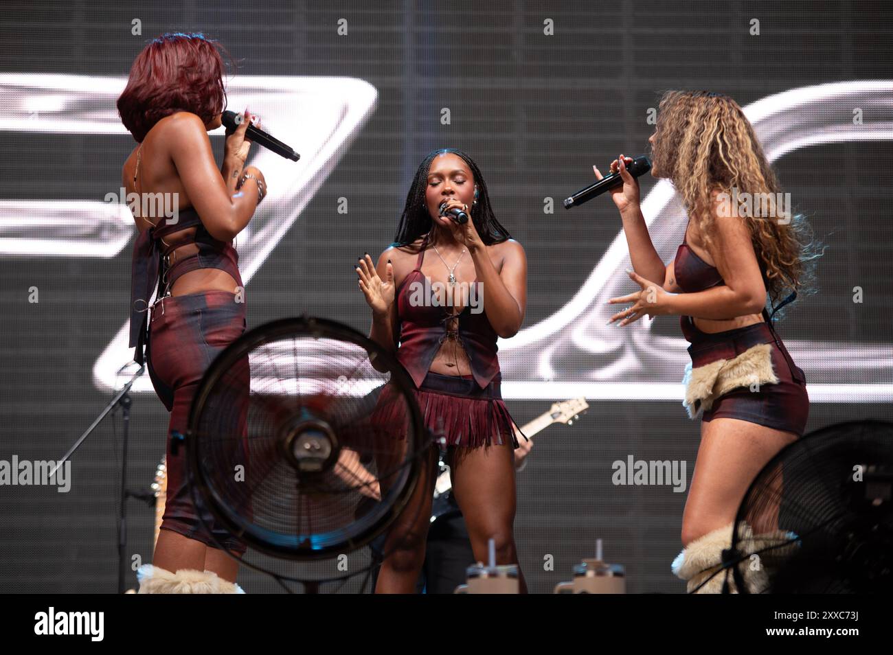 British girl group flo hi-res stock photography and images - Alamy