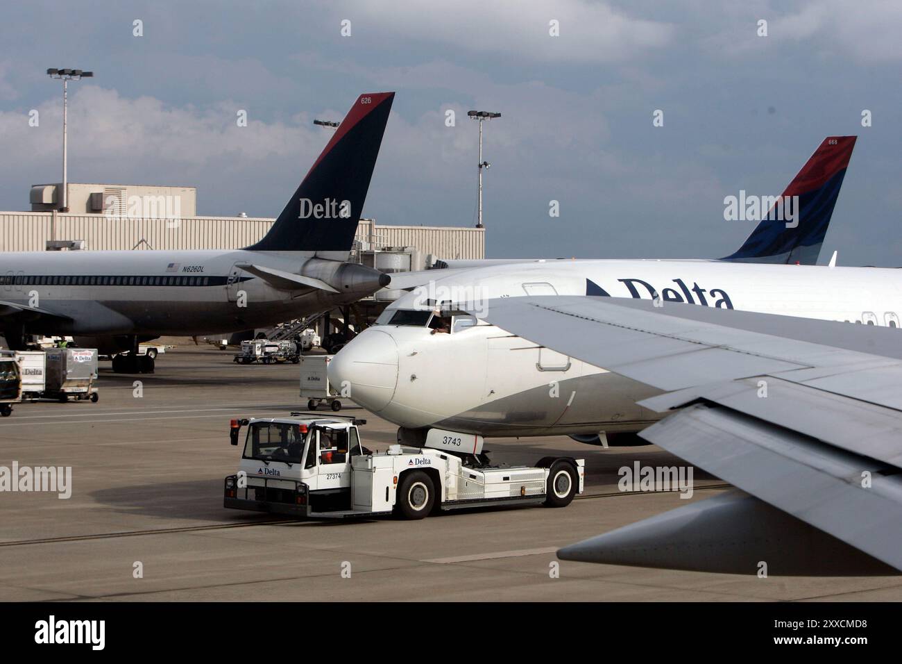 Flying Delta from Hartford Jackson International Airport in Atlanta en route to La Guardia Airport in New York. Stock Photo